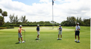 四桿高爾夫球的沉重?fù)羟蚴趾歪橆^推桿充滿了電波–校園高爾夫