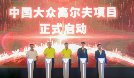 中國(guó)大眾高爾夫模擬器公開(kāi)賽總決賽閆盼盼1桿險(xiǎn)勝